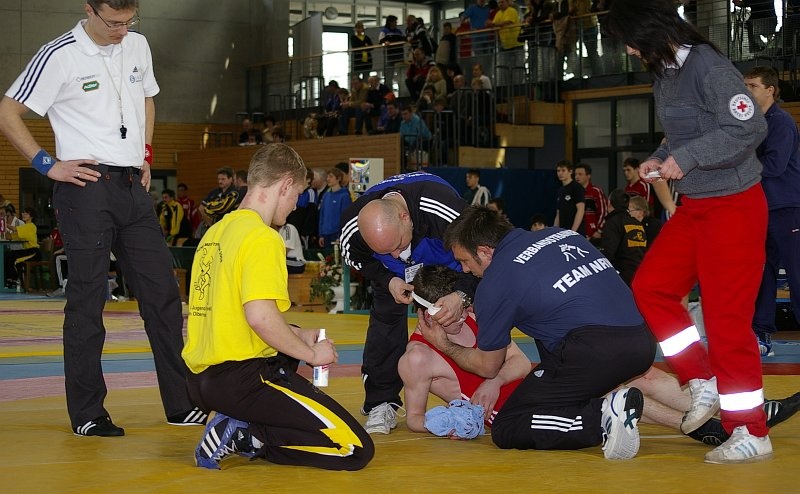 DM_OlbernhauSamstag008.jpg - Hier sieht man die häufigste "Verletzung" beim Ringen: Nasenbluten. An sich ist Ringen aber ein sehr verletzungsarmer Sport. In einer  Untersuchung der Rechtsschutzversicherung ARAG  (die viele Vereine versichert), taucht Ringen unter den verletzungsreichsten Sportarten nicht auf. Spitzenreiter ist demnach Fussball, Ringen hat damit sogar weniger Verletzungen als Gymnastik und Tischtennis. Ich denke, dass liegt vor allem an den harten Regeln des Ringens und an den durchtrainierten Körpern der Ringer.Glücklicherweise blieben Verletzungen auch an den drei Meisterschaftstagen in Olbernhau aus.
