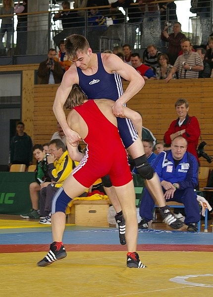 DM_OlbernhauSamstag012.jpg - Mein Cousin Florian Liebscher hebt auf diesem Bild gerade seinen Kontrahenten aus. Dieser Beinausheber kann bis zu drei Punkte bringen und gehört zum Standkampf.