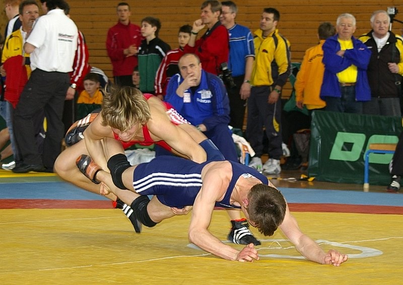 DM_OlbernhauSamstag015.jpg - Ist der Gegner zu Boden gebracht (wofür der Angreifer drei Punkte bekommt, wenn sein Kontrahent auf den Rücken fällt und nur einen, wenn er auf dem Bauch landet) geht es im Bodenkampf weiter.Florian hat die Beine von Phillip Hofmann (aus Zauckerode) mit der Technik namens Spindel fest in seiner Gewalt und wird ihn gleich so drehen, dass dessen Schultern zur Matte zeigen. Dafür bekommt er zwei Punkte.Florian gewann diesen Kampf deutlich, wurde aber insgesamt nur zehnter von 23.