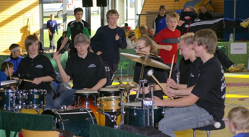DM_OlbernhauSamstag043.jpg - In den Pausen hatte mein Verein, der RTV Zöblitz, diverse Unterhaltungsprogramme aufgefahren. Besonders gut gefielen mir "Groove Connection" aus Marienberg. Mit Trommeln und Percussion sorgten die fünf jungen Musiker für das ein oder andere Fußwippen und Kopfnicken in der Olbernhauer Turnhalle.
