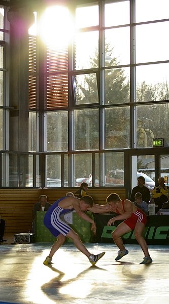 DM_OlbernhauSamstag048.jpg - In den Kämpfen am Samstagnachmittag ging es dann schon darum, sich für die Finals zu Qualifizieren. Denn am Sonntag sollten nur noch die besten sechs einer Gewichtsklasse antreten. Meist scheidet man sofort aus dem Turnier aus, wenn man zwei Kämpfe verloren hat.