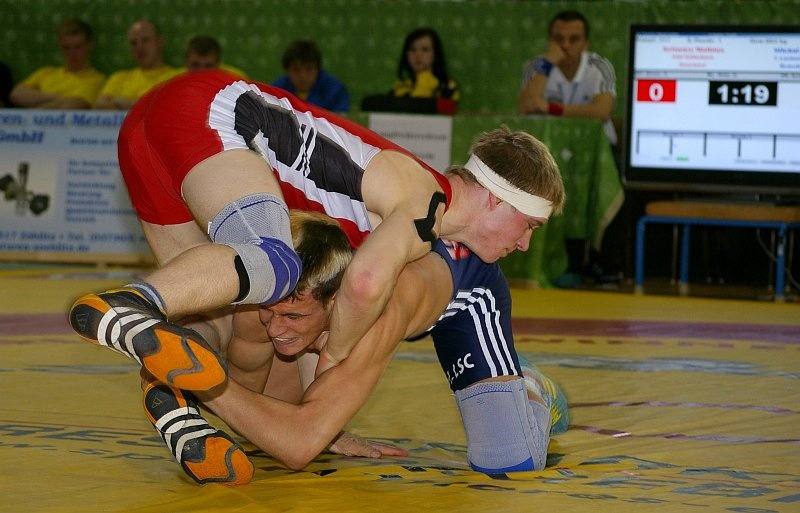 DM_OlbernhauSamstag049.jpg - Richtig zur Sache ging es in der Begegnung zwischen Mathias Schwarz vom KSV Köllerbach (Saarland) und (in blau) Lennard Wickel vom 1. Luckenwalder SC (Brandenburg). Bei Einzelturnieren muss ein Ringer zwei Runden für sich entscheiden, um den Kampf zu gewinnen.