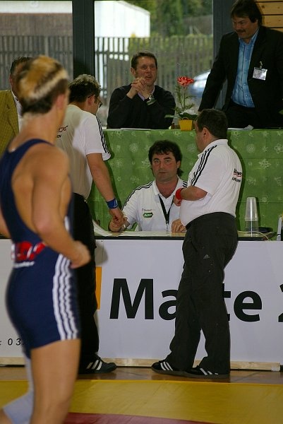 DM_OlbernhauSamstag052.jpg - Eine Runde gewinnt natürlich derjenige, welcher am Rundenende die meisten Punkte auf dem Konto hat.Drei Kampfrichter entscheiden über die Punkteanzahl, die eine Technik bringt. Sollten sie sich einmal nicht einig sein (was äußerst selten vorkommt), dann muss in einer Diskussion ein Resultat gefunden werden. Hier hofft Lennard Wickel auf eine Entscheidung zu seinen Gunsten.