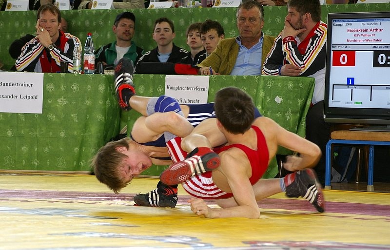 DM_OlbernhauSonntagFinalkaempfe016.jpg - Hier die Gewichtsklasse 46 kg. Manuel Wolfer aus Südbaden (blau) nimmt seinem Opponenten gerade zwei Punkte ab. Er gewann recht deutlich den Meistertitel.Der junge Ringer vom RG Hausen-Zell schaffte es, während des gesamten Turnieres keinen einzigen Wertungspunkt abzugeben.