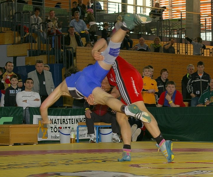 DM_OlbernhauSonntagFinalkaempfe032.jpg - Eine weitere Impression aus dem 76kg-Finale. Der Schifferstädter zeigt einen Beinausheber.