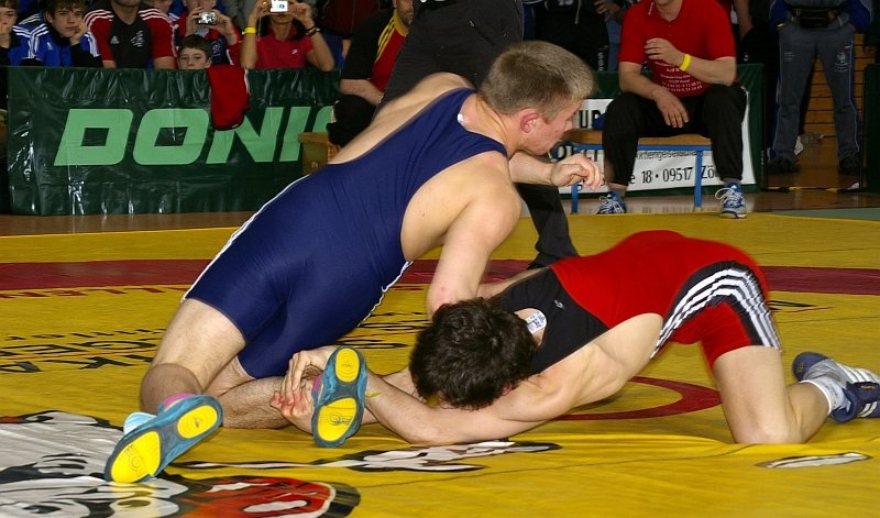 DM_OlbernhauSonntagFinalkaempfe053.jpg - Es folgte der Finalkampf im Limit 58 kg, der mit 23 Startern am heißesten umkämpften Gewichtsklasse. Somit war es für beide Finalisten schon der siebte Kampf des Turnieres. Beide hatten schon etwa 60 Punkte im Turnier erzielt.