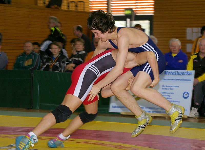 DM_OlbernhauSonntagFinalkaempfe061.jpg - Der letzte Finalkampf (63 kg) zwischen den zwei Hessen Sebastian Christoffel und Sebastian Fersch verlief dann nicht so knapp, wie die anderen. Jeweils 4:0 setzte sich der Sportler in rot durch.