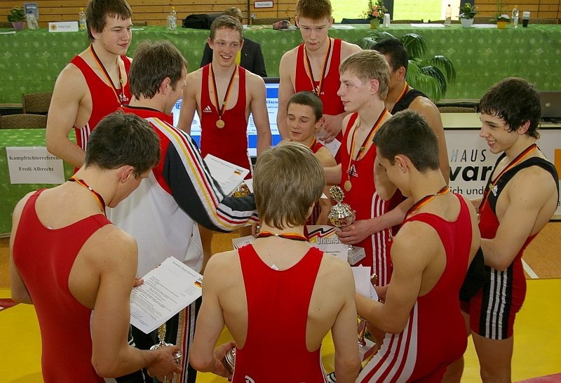DM_OlbernhauSonntagSiegerehrung020.jpg - Belohnt wurden weiterhin auch die jeweiligen Sieger. Sie erhielten vom Bundestrainer und Olympiasieger Alexander Leipold eine Einladung für ein hochklassiges Turnier.