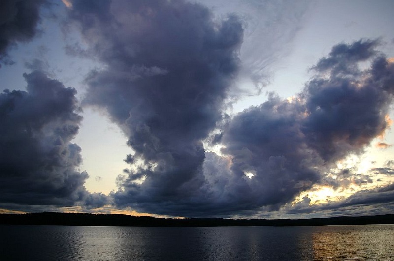 beieindruckendeWolken.jpg - Einfach beeindruckend, was so ein bisschen Wasserdampf und Staubkörner in der Atmosphäre bewirken können, wenn sie vom Wind durchgemischt werden.