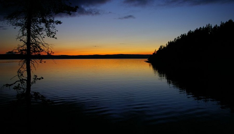 blau_orange.JPG - Wasser, Himmel und Dämmerung sind eine sehr gute Kombination, wie ich finde.