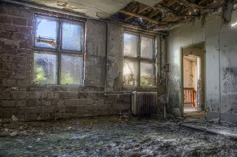 kaputt.jpg - Dieses Bild entstand aus fünf Fotos, die mit verschiedenen Belichtungszeiten aufgenommen wurden. Diese habe ich dann zusammen geschnitten, indem ich jeweils die am besten belichteten Abschnitte verwendet habe. Der Anschein, dass es gemalt sei, entsteht dadurch, dass bei diesem sogenannten HDR-Foto (High Dynamic Range, großer Dynamikumfang) viel mehr Details sichtbar sind, als es das menschliche Auge in Wirklichkeit wahrnemen könnte.