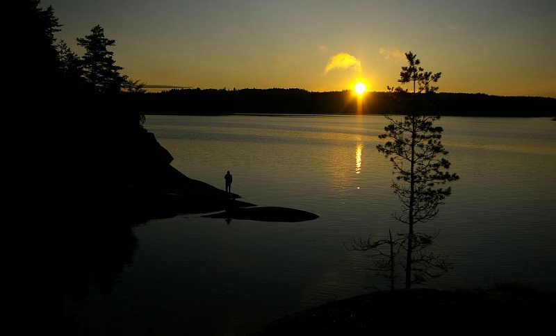 morgenstimmung.JPG - Ja, schon wieder Schweden und schon wieder ein See. Aber diesmal zur Abwechslung eine Morgenstimmung. Wenn wir nicht am letzten Tag ziemlich weit paddeln gemusst hätten, wäre uns diese Stimmung verloren gegangen. Es lohnt sich also, früh aufzustehen, auch im Urlaub.